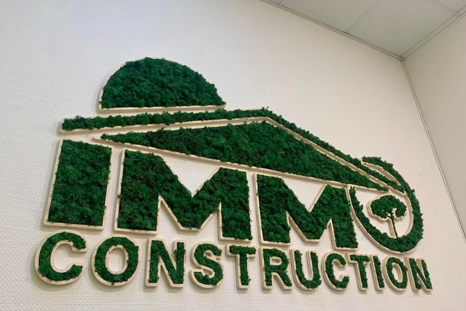 Logo végétal grand format réalisé pour Immo Construction avec lettres végétales sur mesure