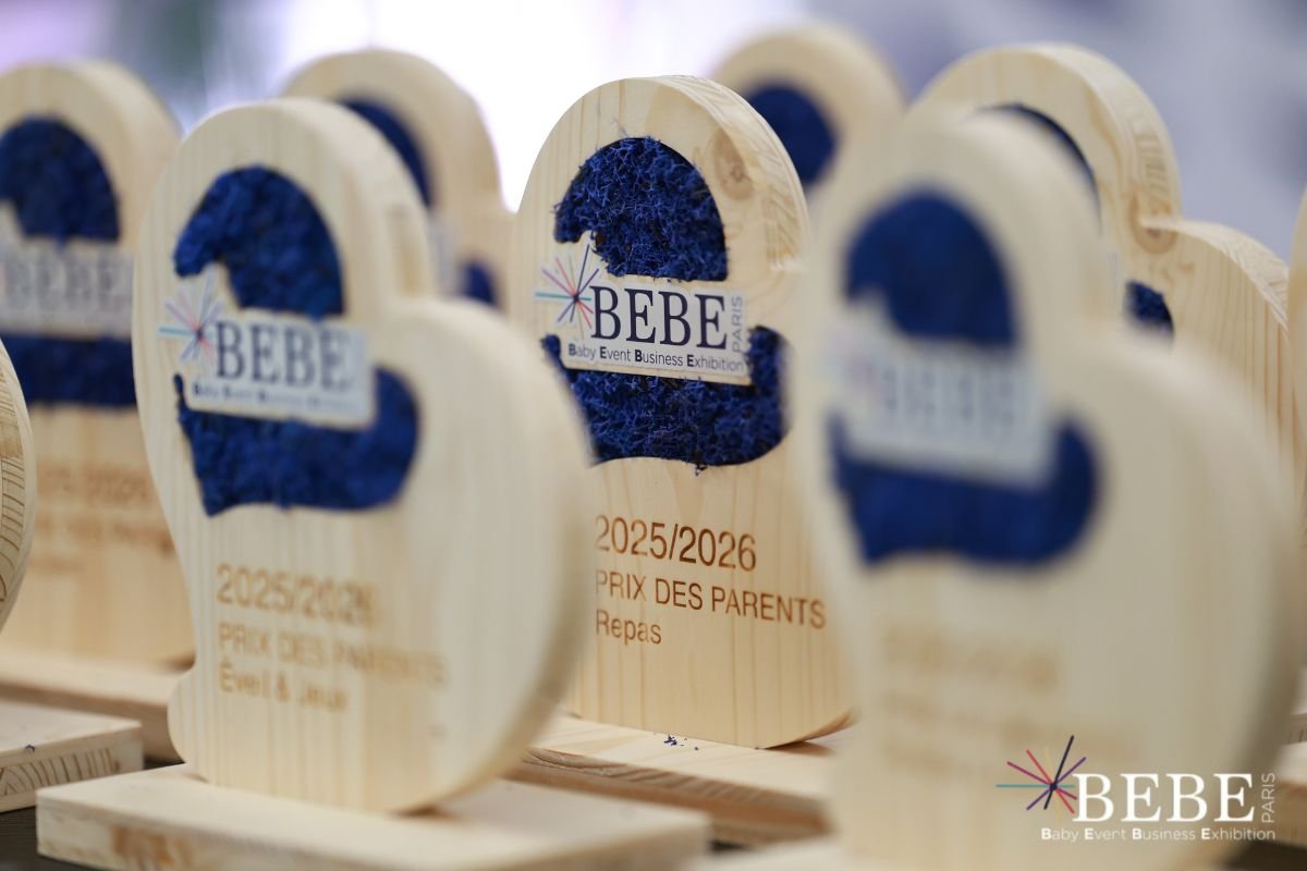 Trophées végétaux personnalisés réalisés pour BEBE Paris avec lichen stabilisé bleu
